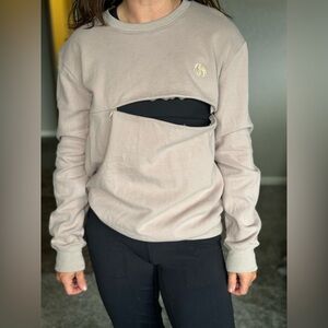 Breastfeeding hoodie with zipper pocket for feeding